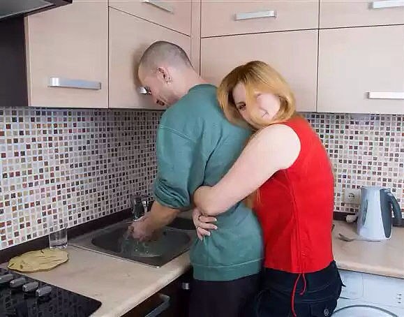 Муж тряпка смотрит как жену трахает сосед видео Муж Тряпка Смотрит Как Жену Трахает Сосед Видео