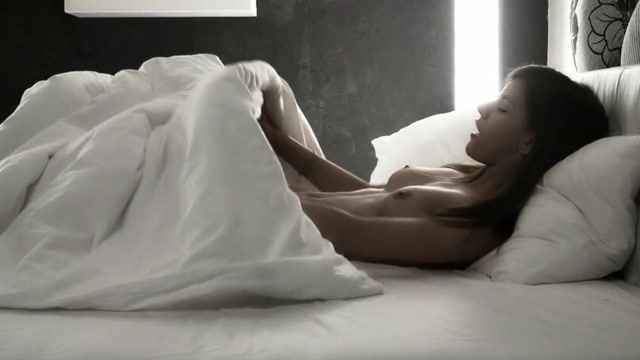 Красивый секс под одеялом - 3000 бесплатных порно видео