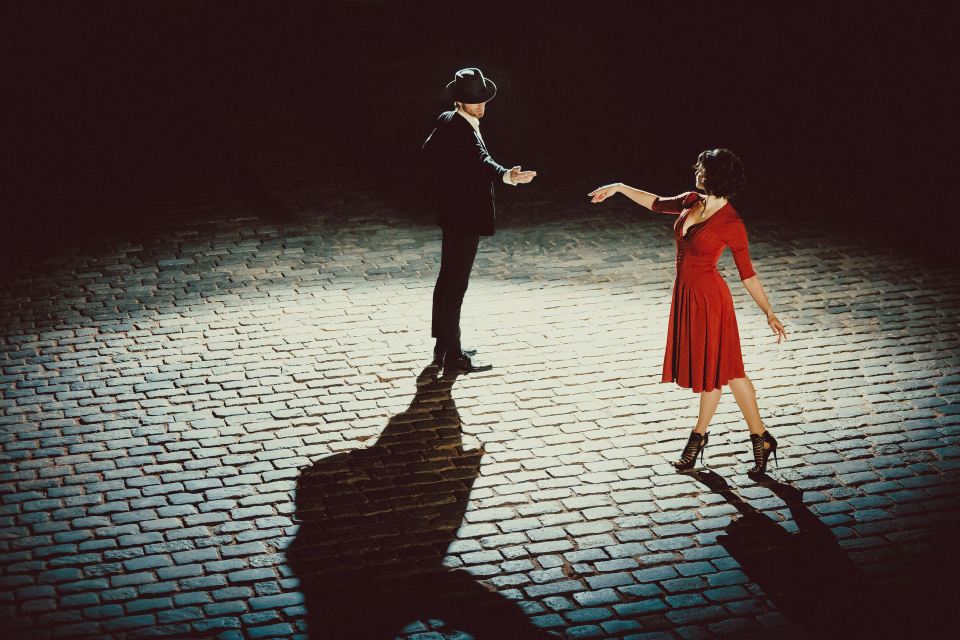 Танцы танцы словно иностранцы. Пара танцует. Романтический танец. Парень и девушка танцуют. Двое танцуют.